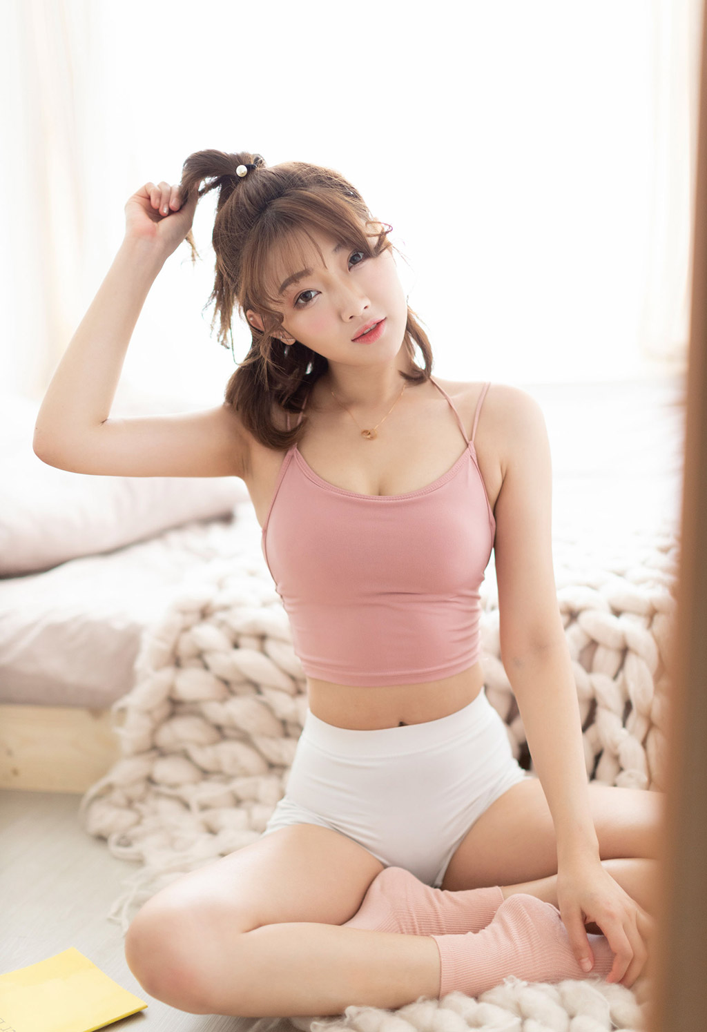 นางแบบโบวี่เป่าเอ๋อ ผิวเนียนดุจไขมันแข็ง ใบหน้าขาวอาย