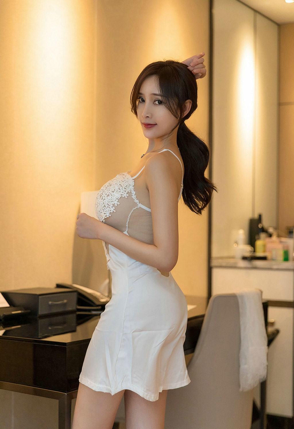 주옌희의 하얗고 부드러운 가슴이 구멍 뚫린 레이스의 가벼운 가림 아래 반쯤 가려져 있다.