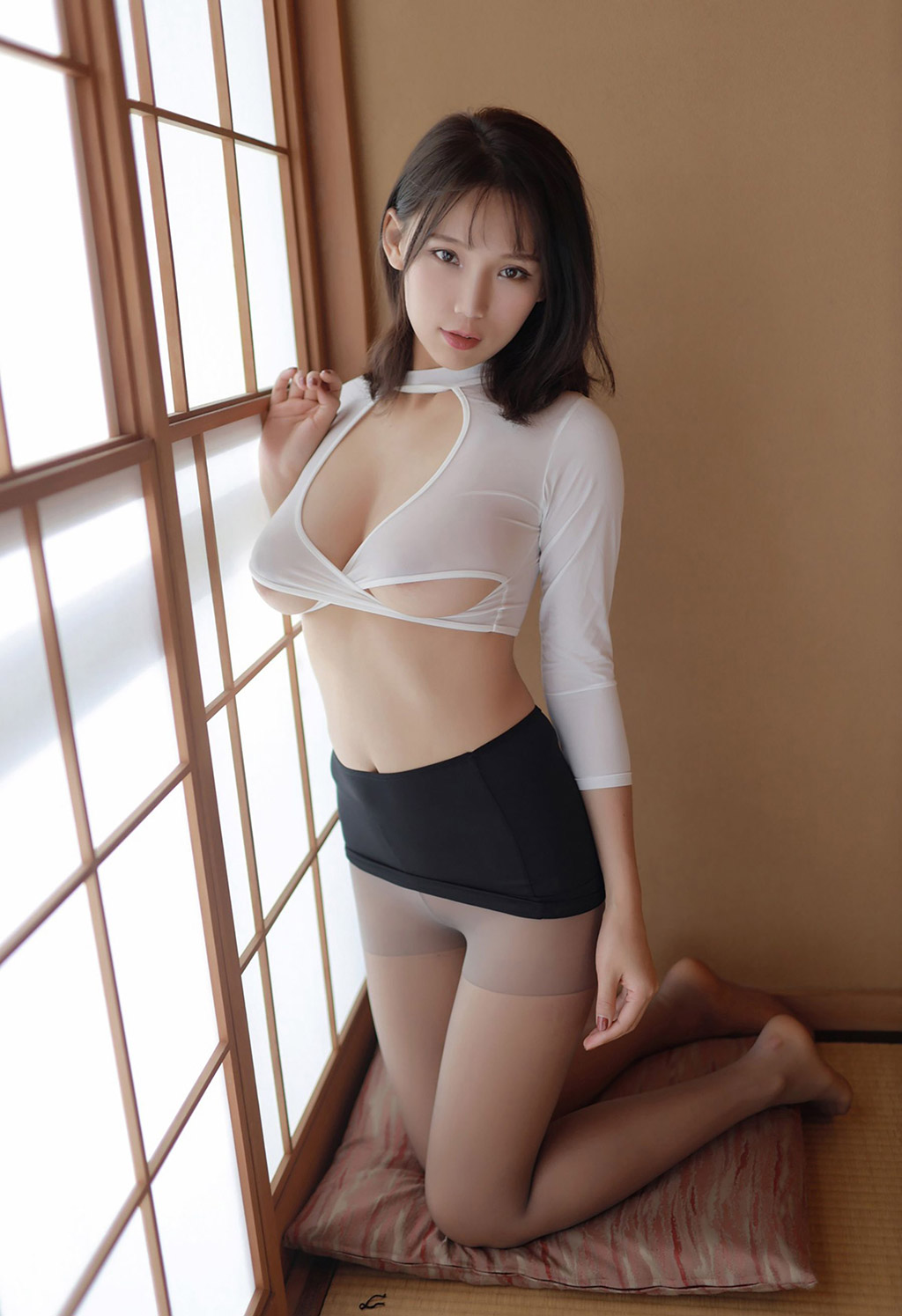 Cô thư ký nóng bỏng Lý Khả Khả, mỹ nhân quyến rũ với áo ngực sâu V束胸