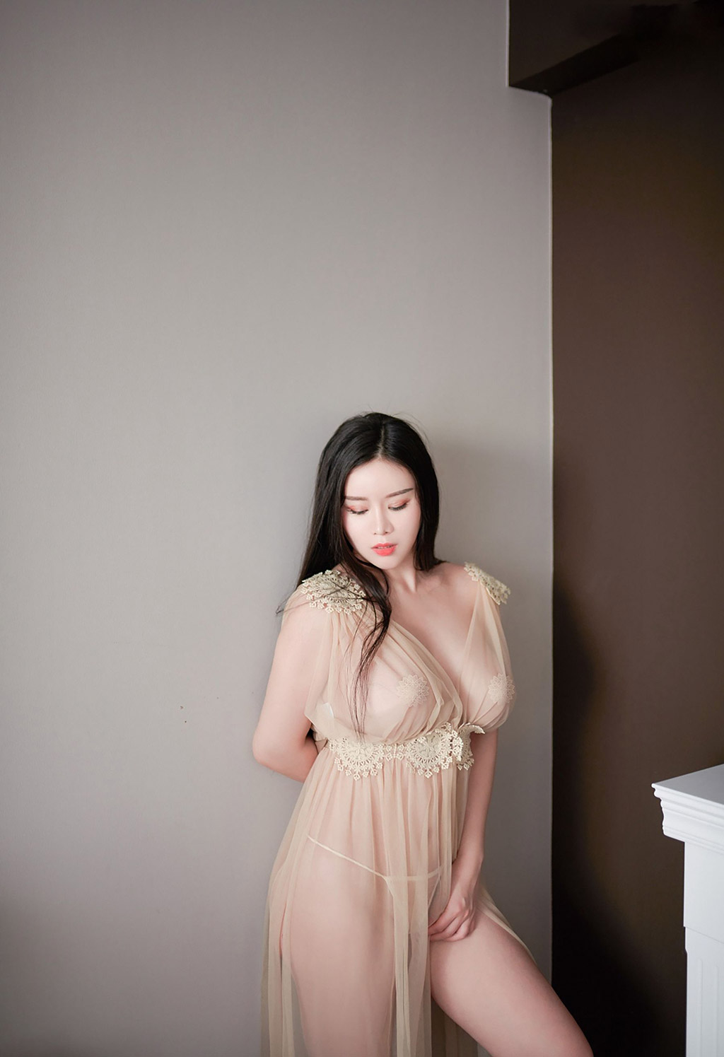 Đái Vị Hân với trang phục xuyên thấu mỏng manh, thân hình đầy đặn cân đối, cơ thể mảnh mai quyến rũ.