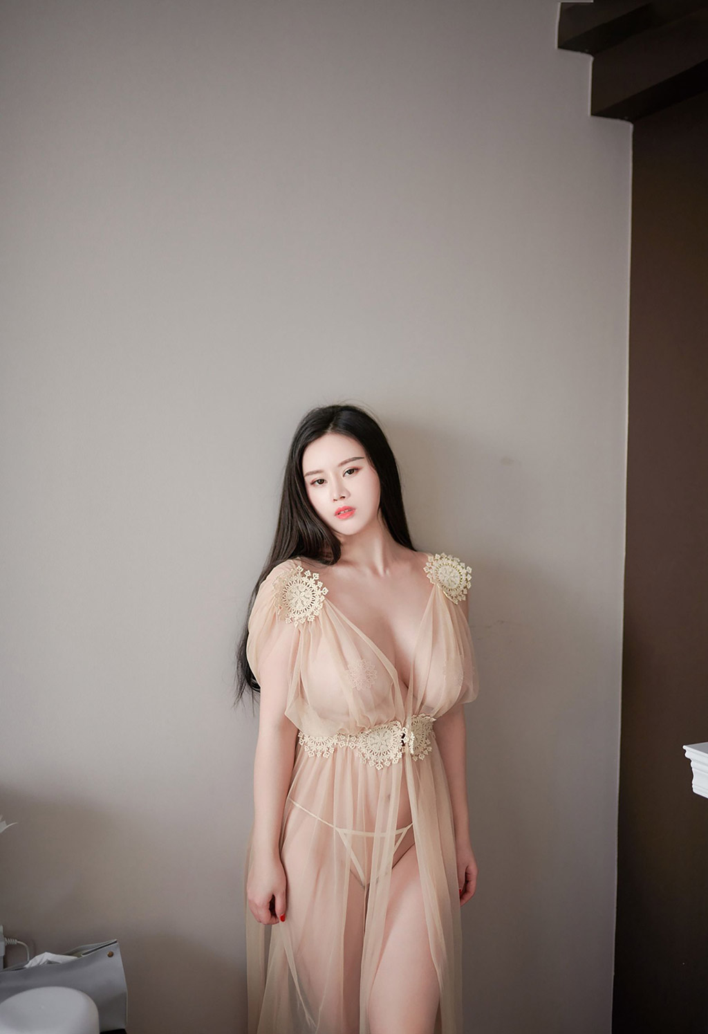 Đái Vị Hân với trang phục xuyên thấu mỏng manh, thân hình đầy đặn cân đối, cơ thể mảnh mai quyến rũ.
