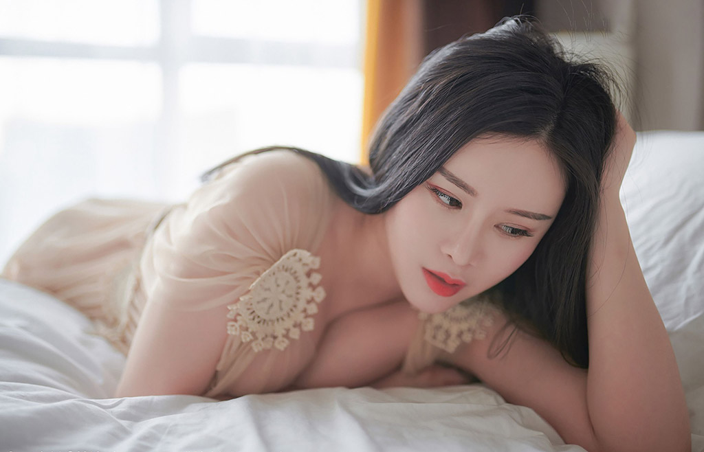 Đái Vị Hân với trang phục xuyên thấu mỏng manh, thân hình đầy đặn cân đối, cơ thể mảnh mai quyến rũ.