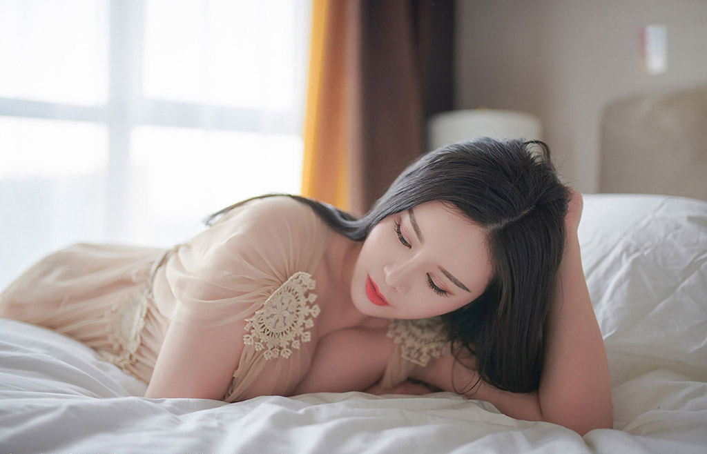 Đái Vị Hân với trang phục xuyên thấu mỏng manh, thân hình đầy đặn cân đối, cơ thể mảnh mai quyến rũ.