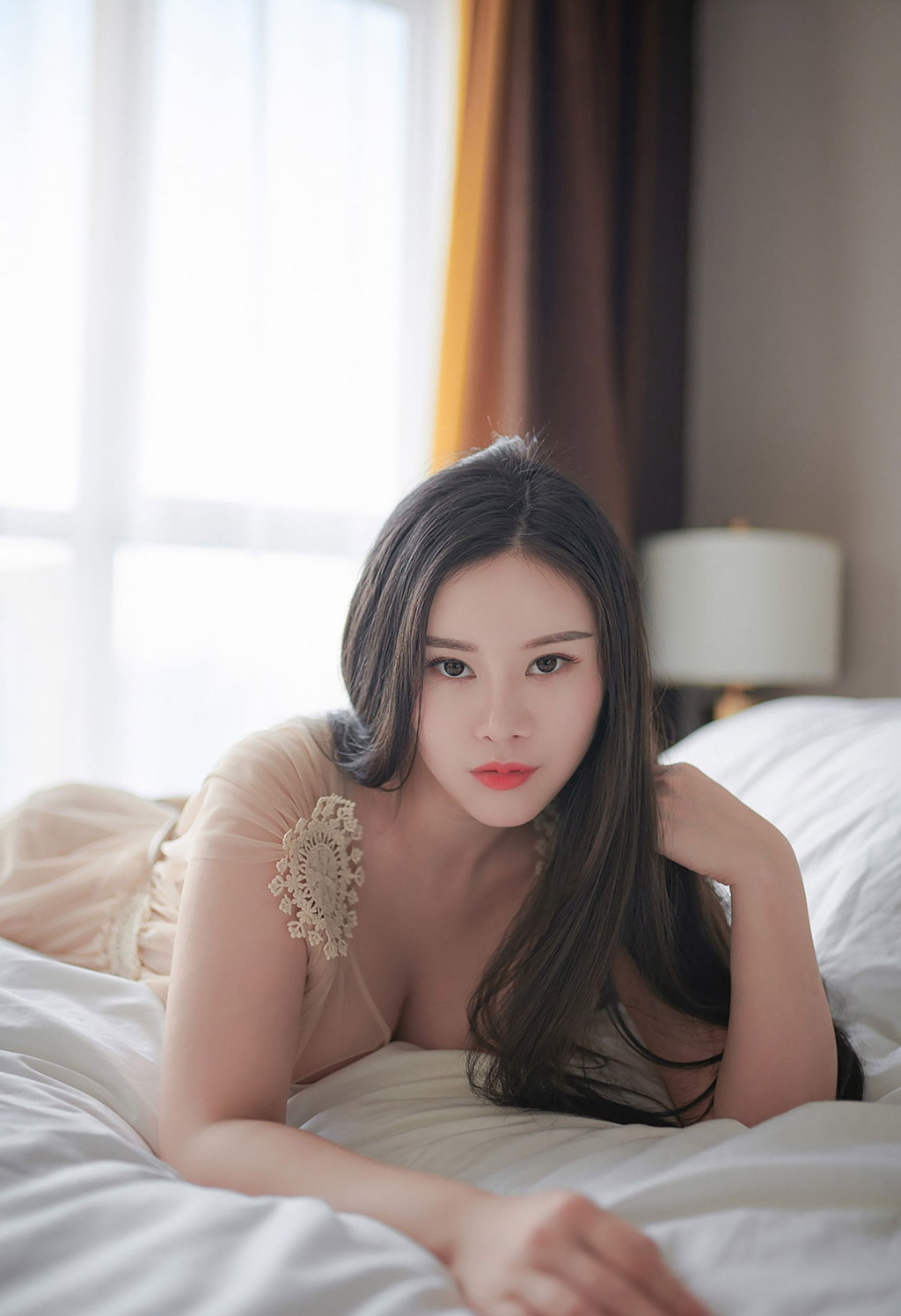 Đái Vị Hân với trang phục xuyên thấu mỏng manh, thân hình đầy đặn cân đối, cơ thể mảnh mai quyến rũ.