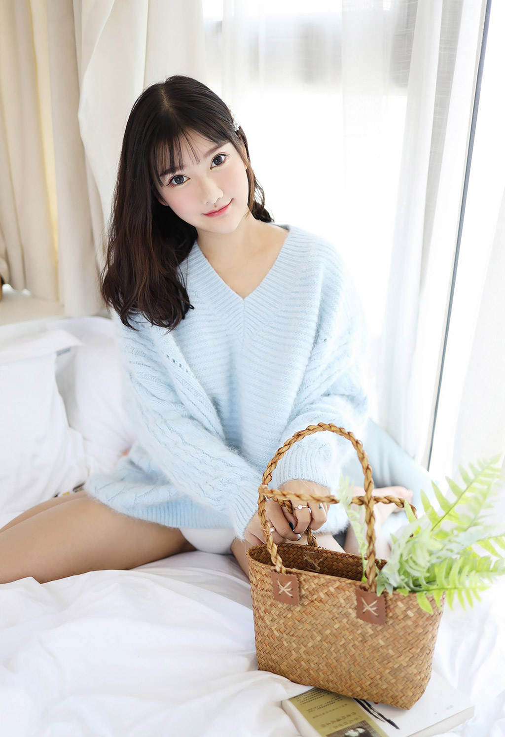 小尤奈清新的毛衣与低开束胸装