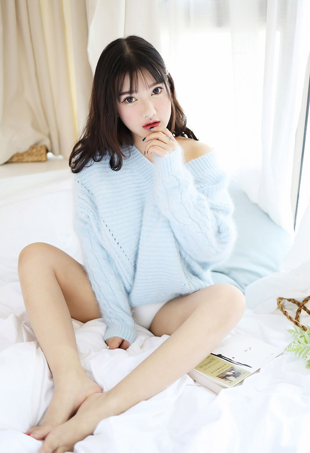 小尤奈清新的毛衣与低开束胸装