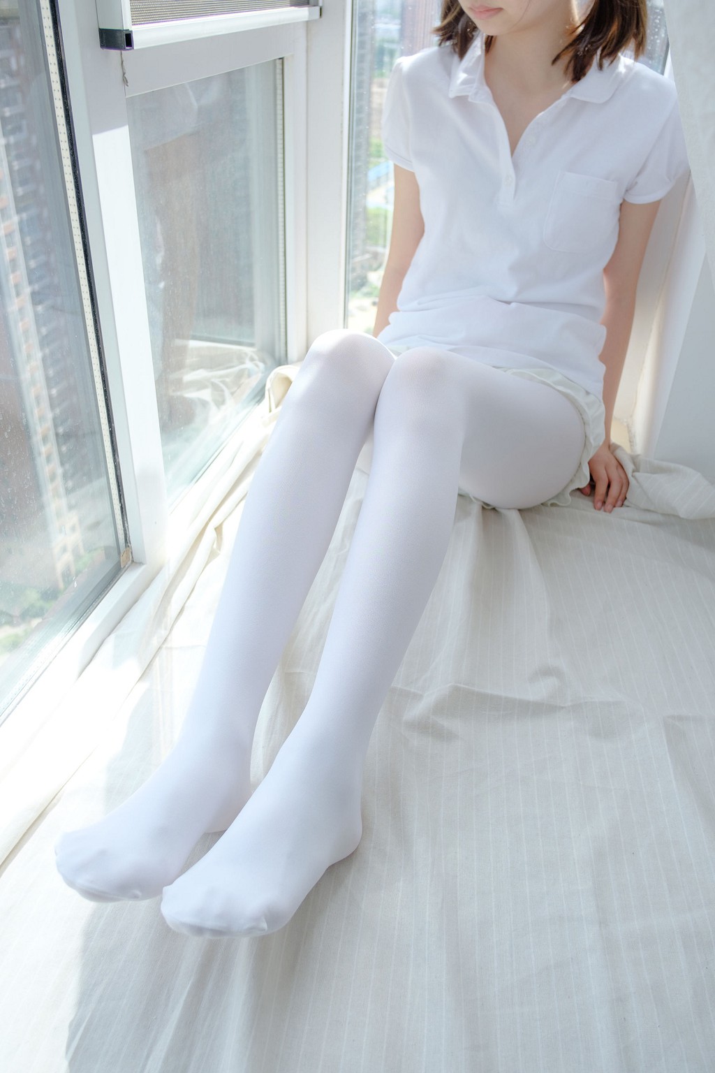 『窓台の白絹の少女』 [森萝財団] R15-018 写真集[86P