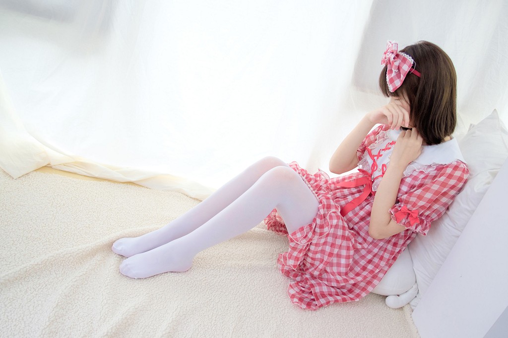 《赤い格子柄のスカート 白いシルク MM》 [センルー財団] R15-011 写真集[67P