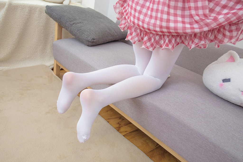 《赤い格子柄のスカート 白いシルク MM》 [センルー財団] R15-011 写真集[67P
