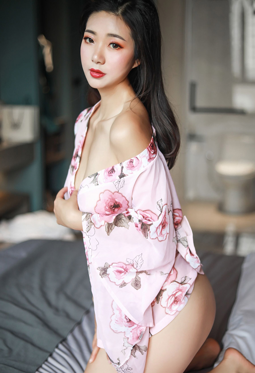 송키키의 섹시한 몸에 꼭 맞는 화복 원피스