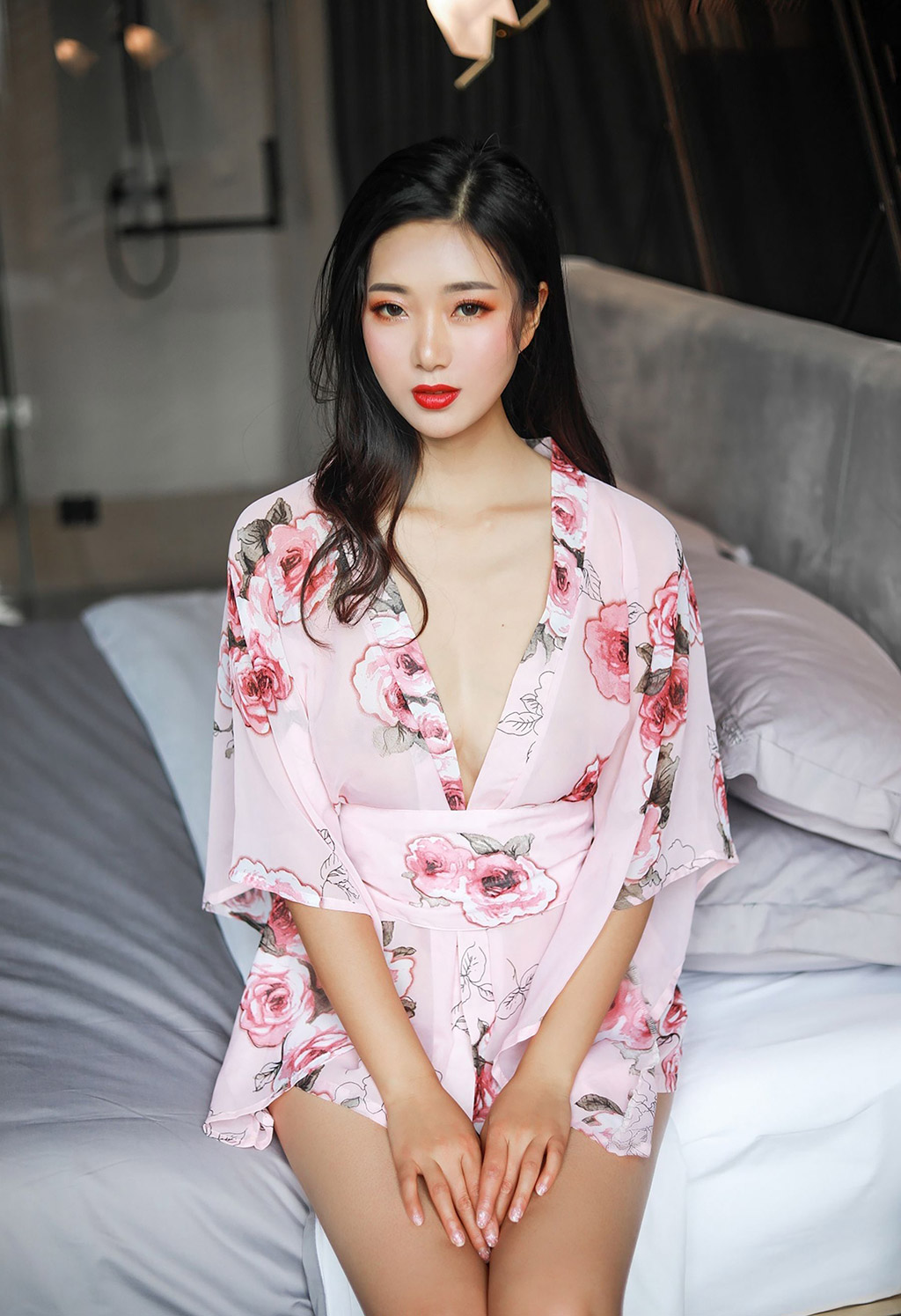 송키키의 섹시한 몸에 꼭 맞는 화복 원피스