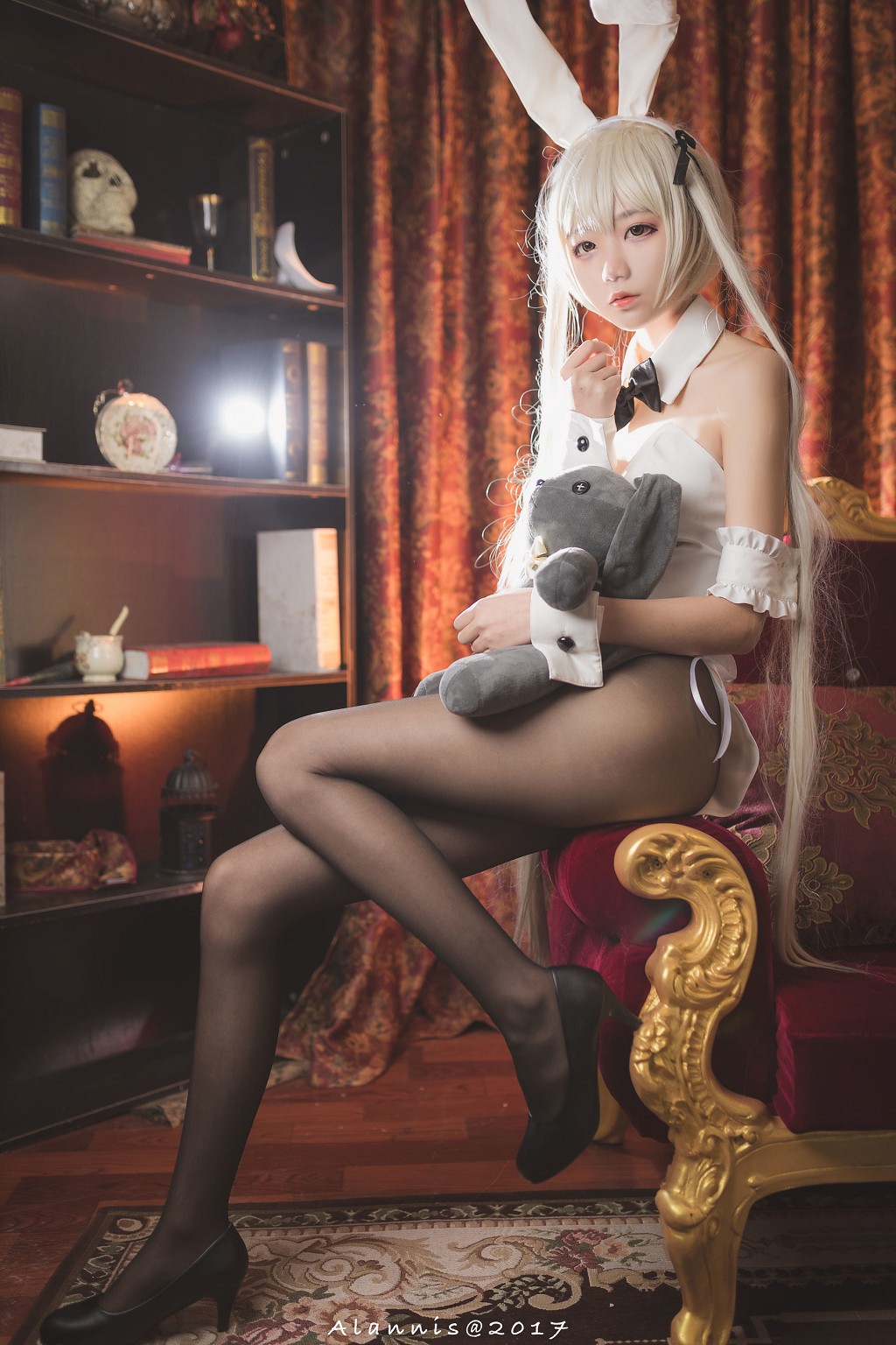 Pure Girl Wu Geng Bai Gui: Bunny Girl + White Silk Beautiful Legs + Mai Shiranui [Cosplay Beauty] Photobook [21P