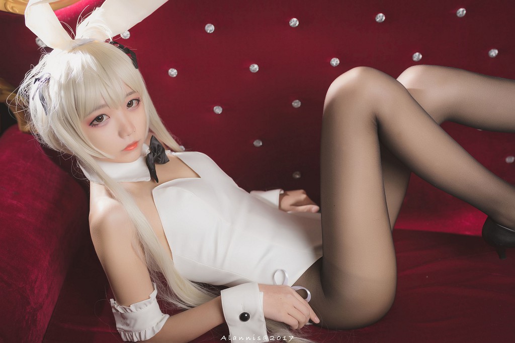 Pure Girl Wu Geng Bai Gui: Bunny Girl + White Silk Beautiful Legs + Mai Shiranui [Cosplay Beauty] Photobook [21P