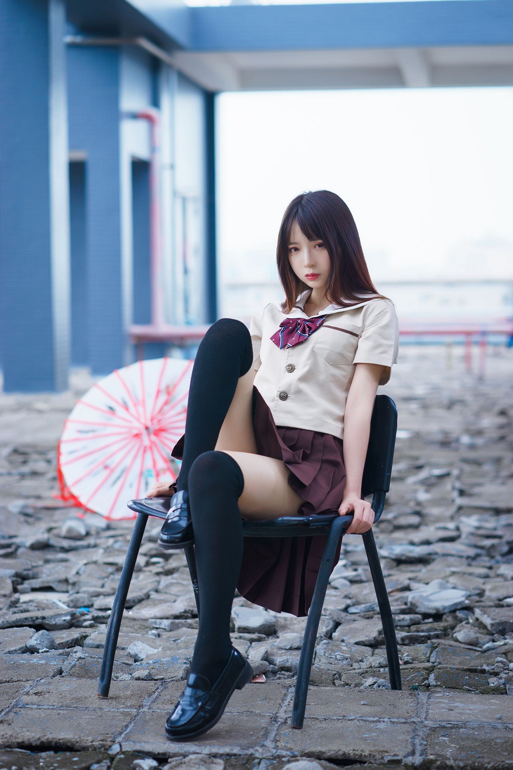 疯猫ss《丝袜狂想曲(伞)》 [萝莉COS] 写真集[42P]