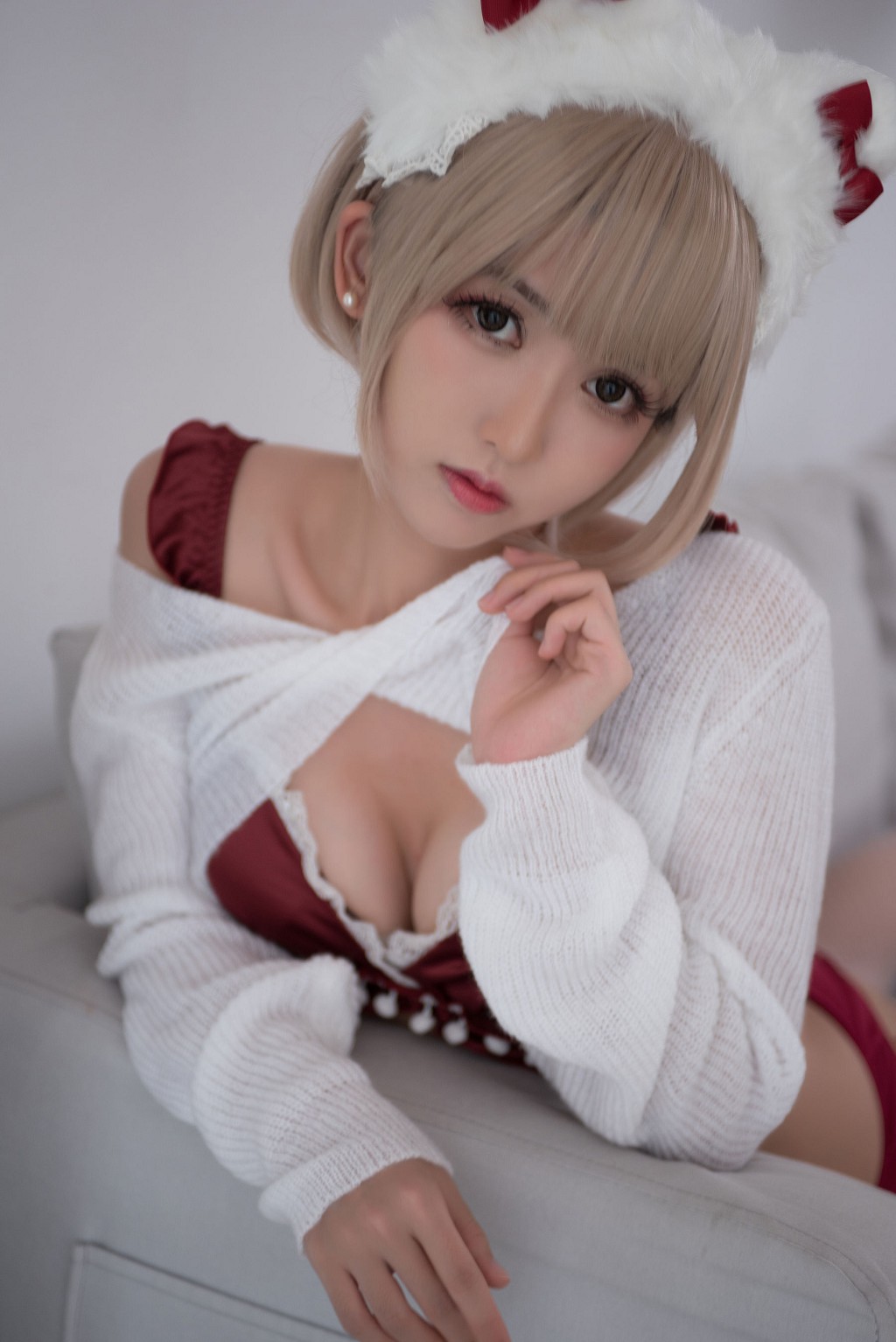 อึนยูเฟยเอ๋อ 《หูสัตว์ + ถุงเท้าใยข่ายขาวคริสต์มาส + คุรุมิ》 [คอสเพลย์สาวสวย] หนังสือภาพ [31P