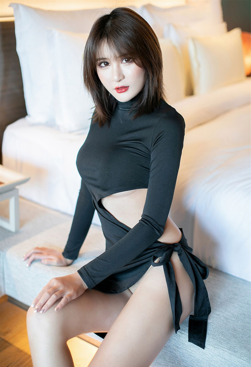 อิ่นฟี ความเย้ายวนขั้นสูงสุดที่ชวนหลงใหลลึกถึงกระดูกของขาสวยในถุงเท้าดำ