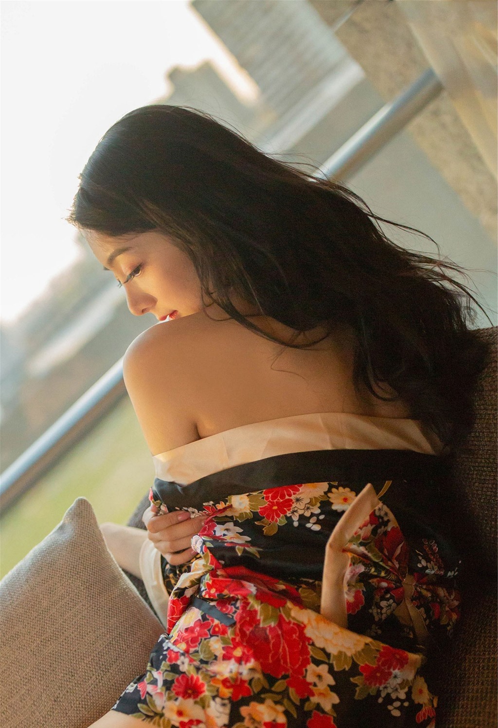 앤젤라가 고양이, 이국적인 기모노, 그리고 번디지 SM을 좋아해.