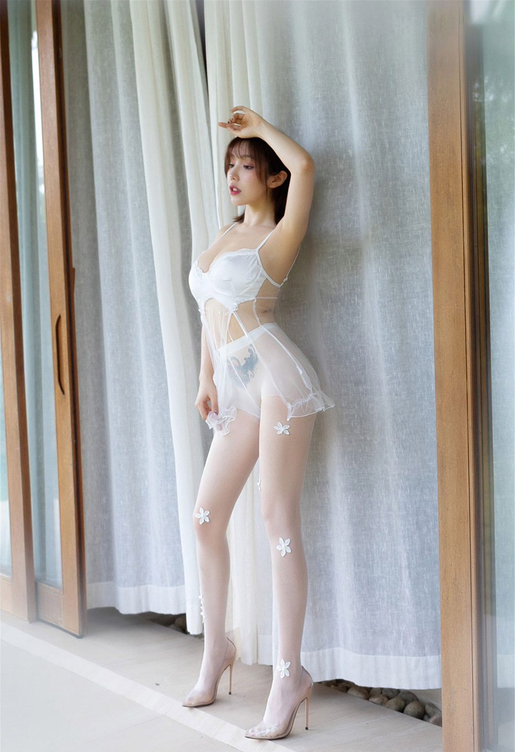黃樂然輕薄透視的婚紗下搭配朦朧絲襪