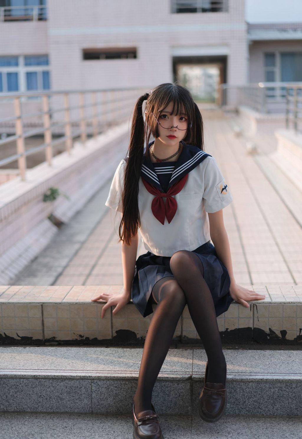 ภาพถ่ายความคมชัดสูงของสาวคอสเพลย์ขนาดใหญ่ในภาพยนตร์เซ็กซี่ถุงน่องดำ
