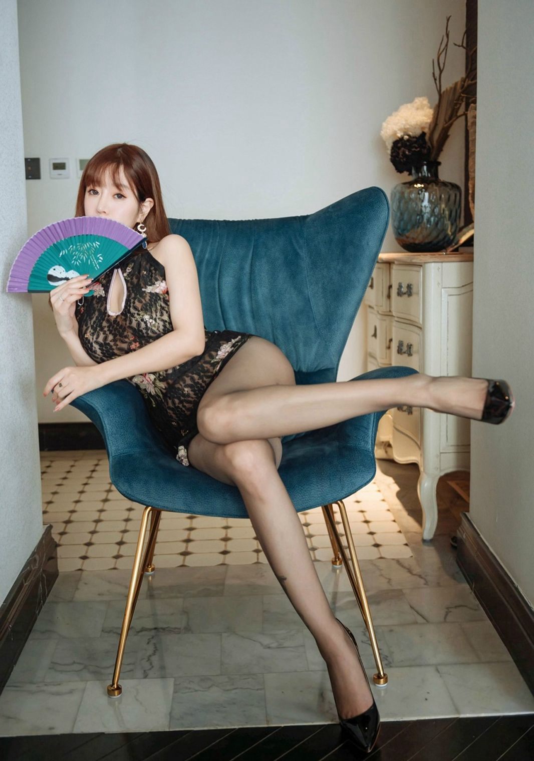 หวาง หยู่ชุน สาวสวยอวบอึ๋ม หน้าอกใหญ่ ถุงน่องดำ ขาสวย รองเท้าส้นสูง ชุดลูกไม้เซ็กซี่
