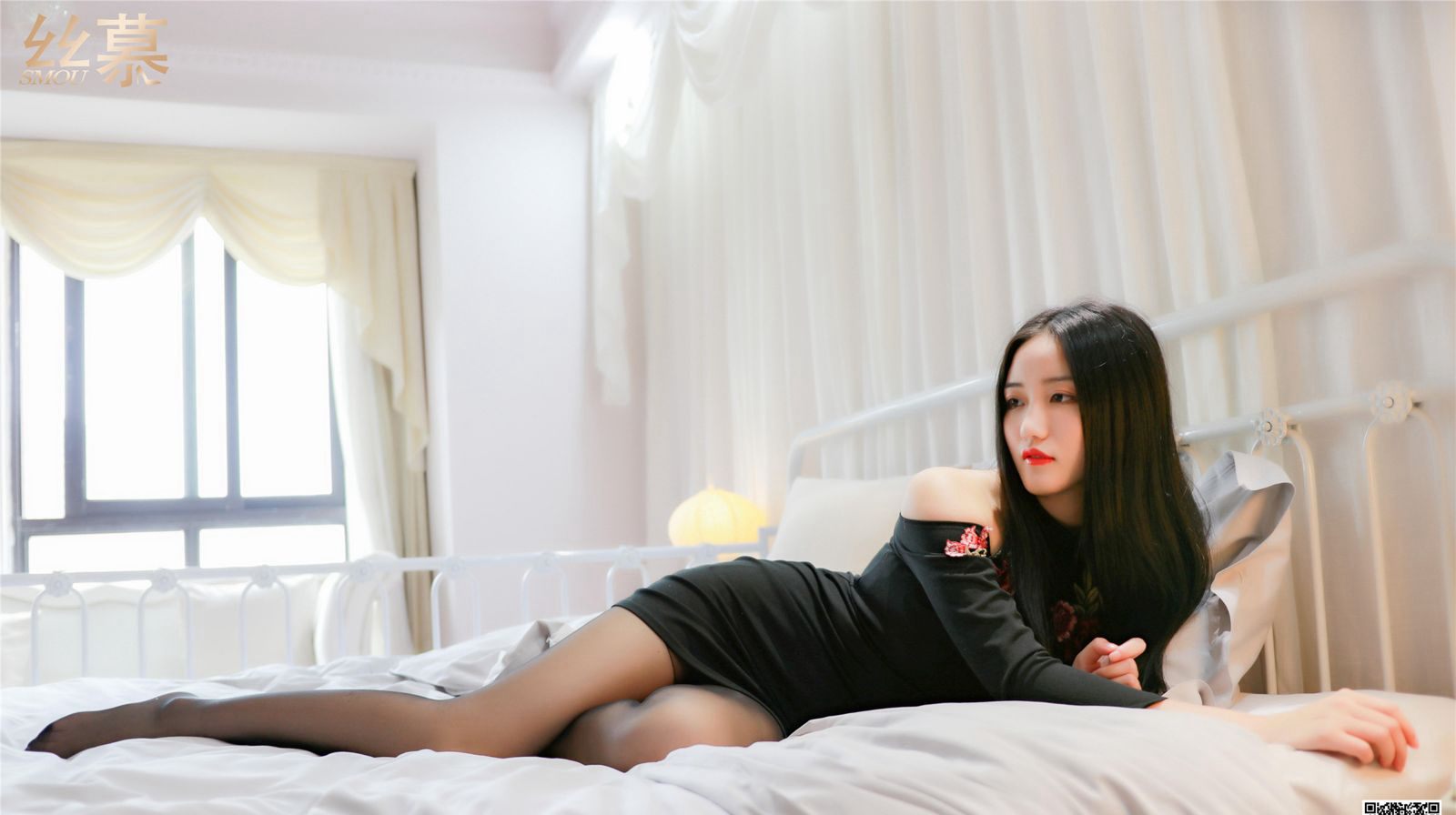 높은 외모 가치 소녀의 블랙 실크 아름다운 다리 프라이빗 인체 모델 유혹 대담