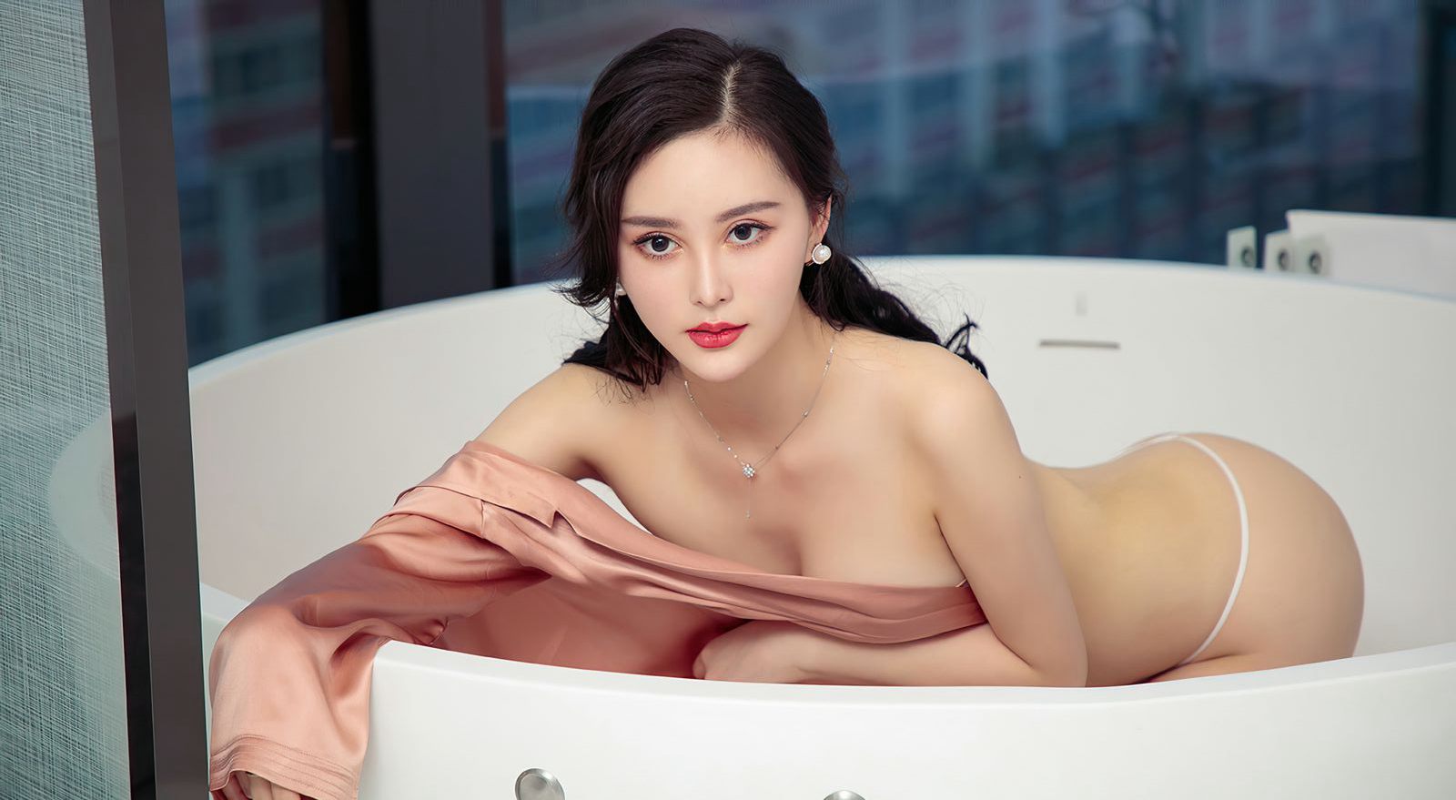 ภาพถ่ายส่วนตัวเซ็กซี่ สาวสวยในชุดชั้นในยั่วเย้า หน้าอกใหญ่ของหญิงสาวที่แต่งงานแล้ว