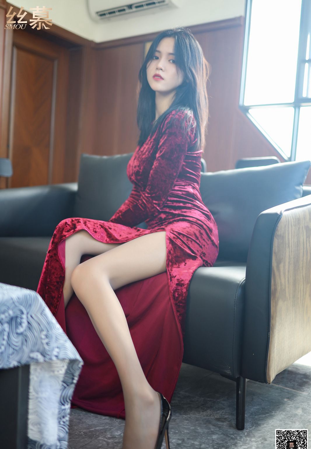 ภาพถ่ายระดับสูงสุดของสาวหม้ายสวยในชุดถุงน่องสีเทา ขาสวยส้นสูง ความคมชัดสูง และเท้าสวย