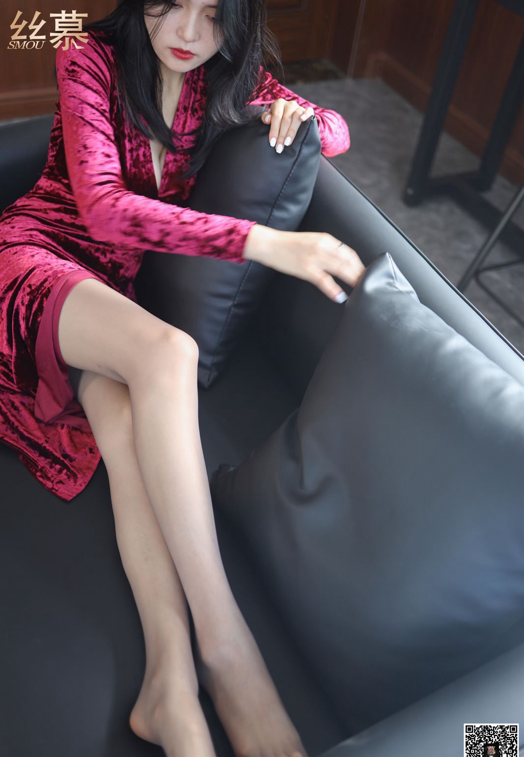ภาพถ่ายระดับสูงสุดของสาวหม้ายสวยในชุดถุงน่องสีเทา ขาสวยส้นสูง ความคมชัดสูง และเท้าสวย