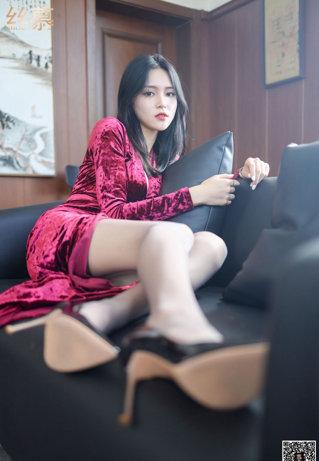 ภาพถ่ายระดับสูงสุดของสาวหม้ายสวยในชุดถุงน่องสีเทา ขาสวยส้นสูง ความคมชัดสูง และเท้าสวย
