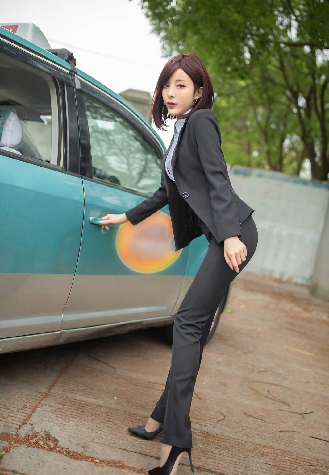 チェン・シャオミアオのセクシー制服誘惑 車内誘惑 極品翘臀 扇情的なポーズの写真