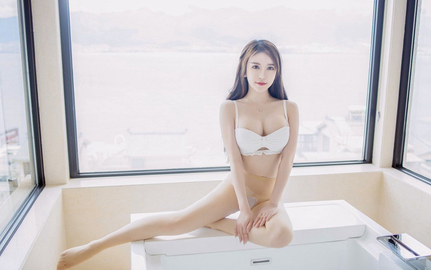 High-definition picture of a wet beautiful young married woman in the bathtub with white silk, tender white beautiful legs, beautiful young married woman Jade Rabbit Miki