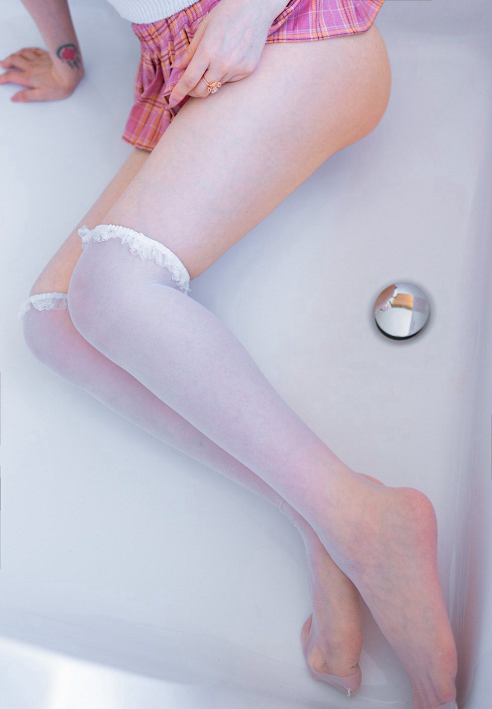 High-definition picture of a wet beautiful young married woman in the bathtub with white silk, tender white beautiful legs, beautiful young married woman Jade Rabbit Miki