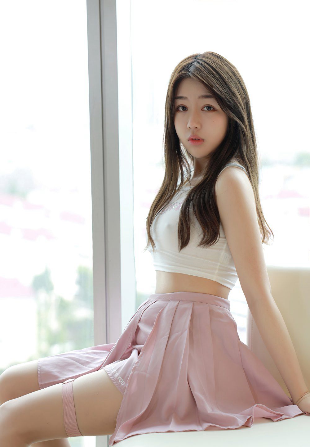 เมิ่งฟ่าน สีชมพู JK ชุด กระโปรงบานพับ ขาเซ็กซี่ ผิวขาวเนียน สวยงาม ความคมชัดสูง ภาพถ่ายโรงแรม