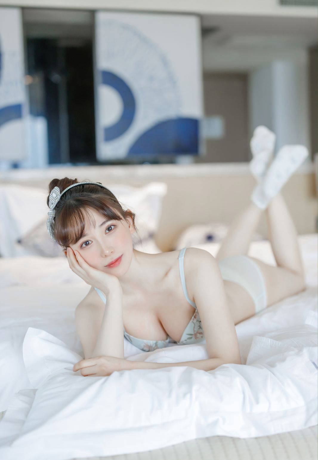 爱蜜社嫩模Lynn刘奕宁极品嫩白身材性感白袜私房床上写真