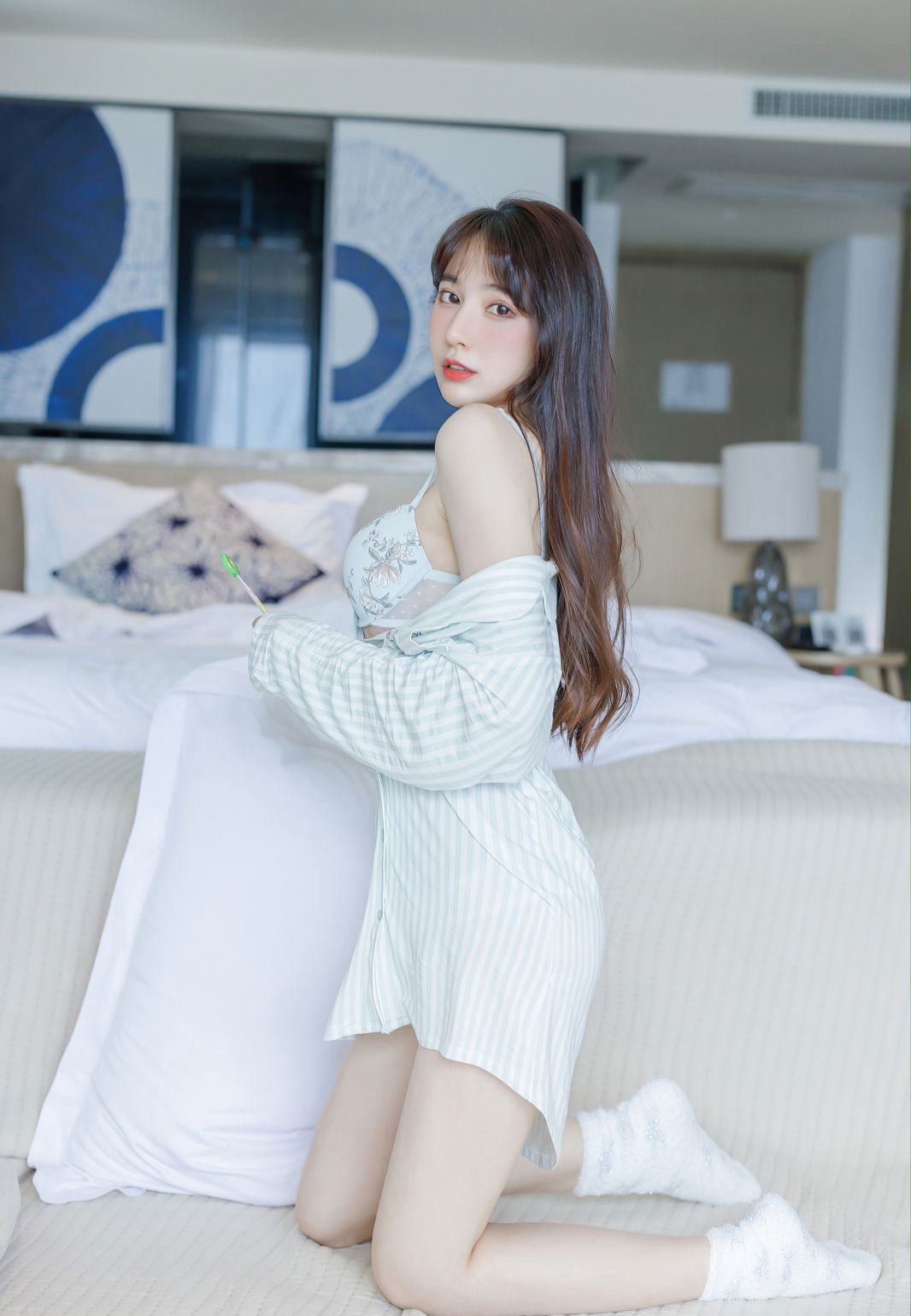 爱蜜社嫩模Lynn刘奕宁极品嫩白身材性感白袜私房床上写真