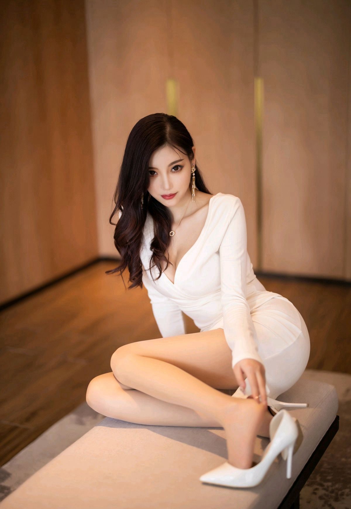 杨晨晨2020高清图集性感紧身裙肉丝袜翘臀美腿高跟套图