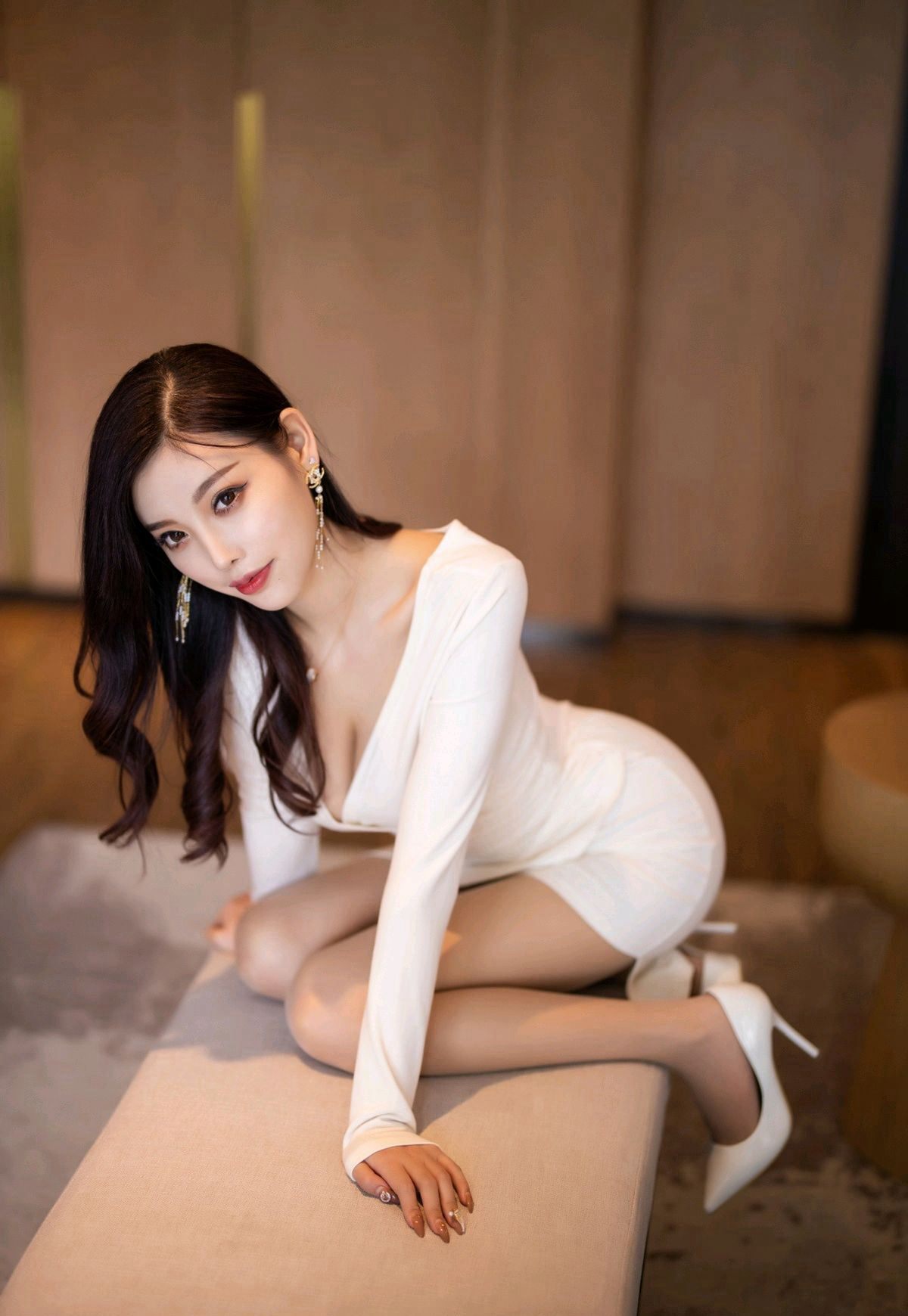 杨晨晨2020高清图集性感紧身裙肉丝袜翘臀美腿高跟套图