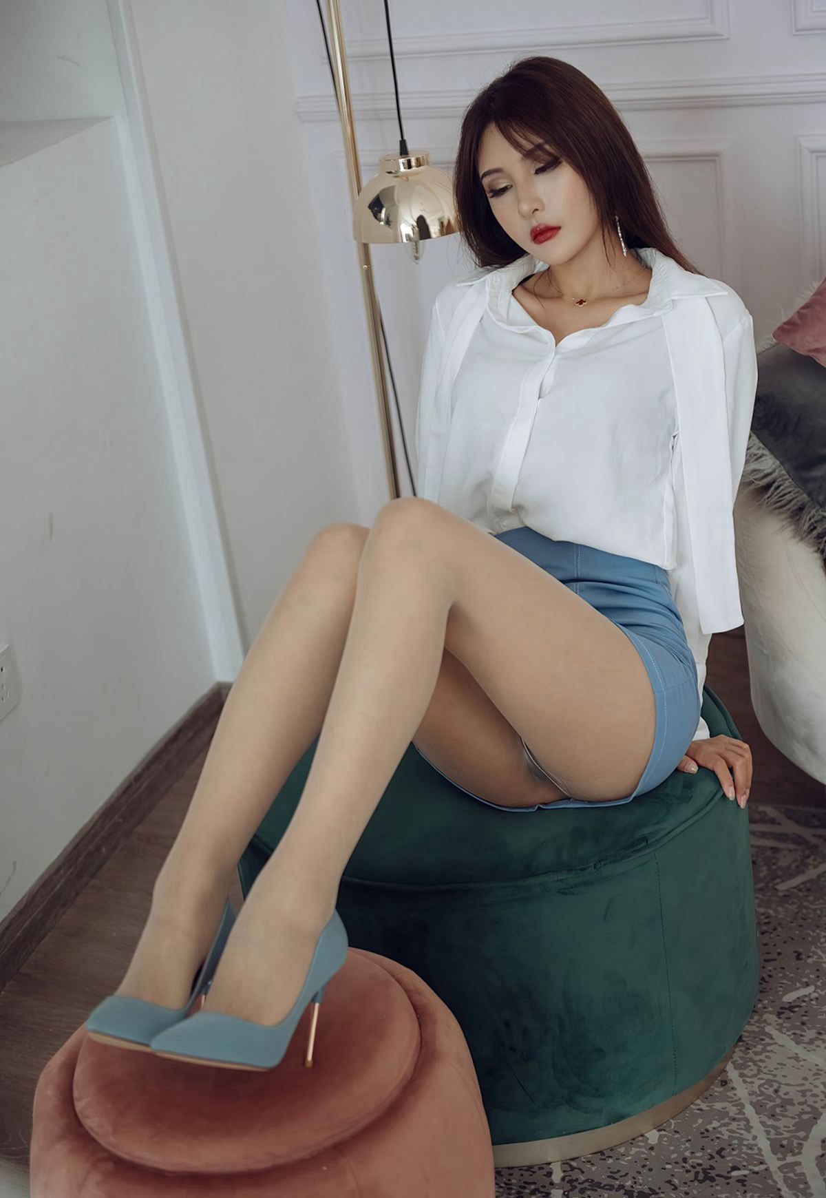 Emily顾奈奈肉丝袜制服秘书美腿高跟丰满巨乳美女