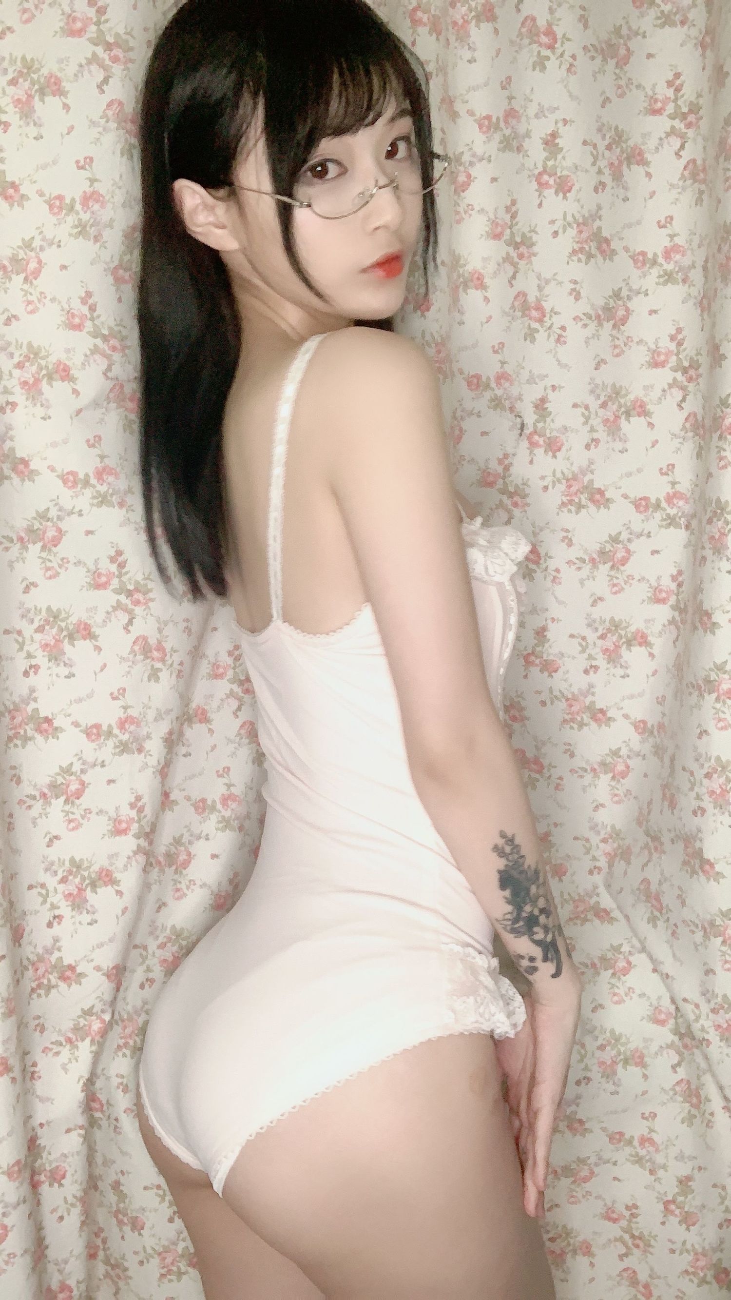 COS福利 铁板烧鬼舞w 内衣连体纹身写真