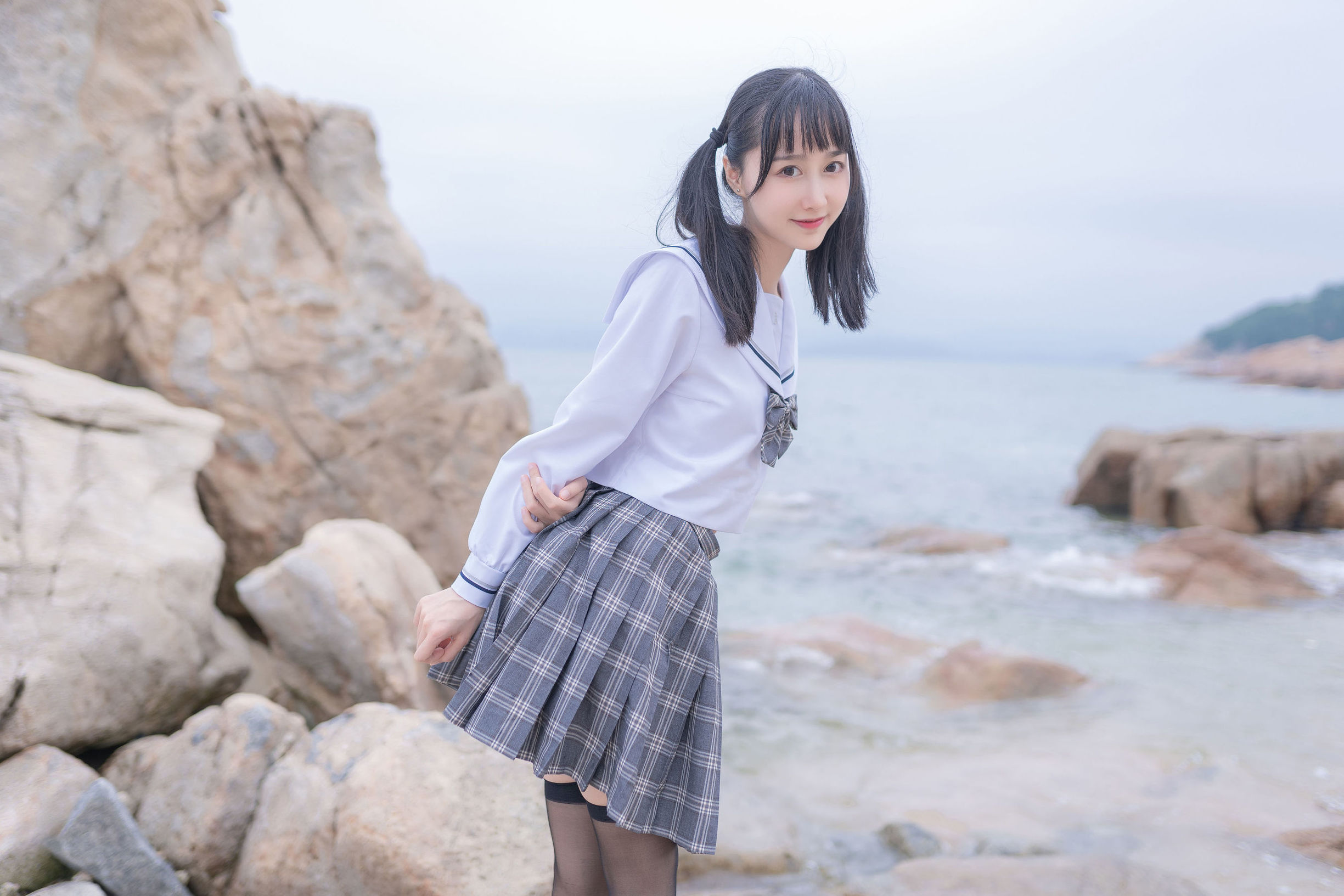 [COS福利] 萌系小姐姐木绵绵OwO - 海边JK
