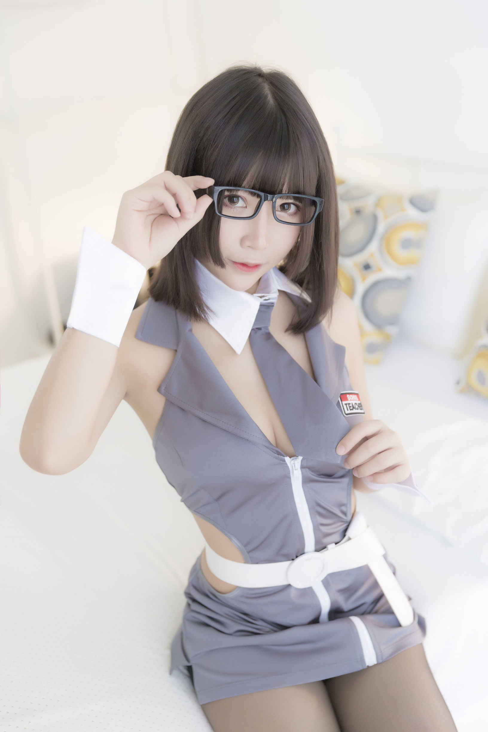 二次元妹子抱走莫子aa 黑丝制服