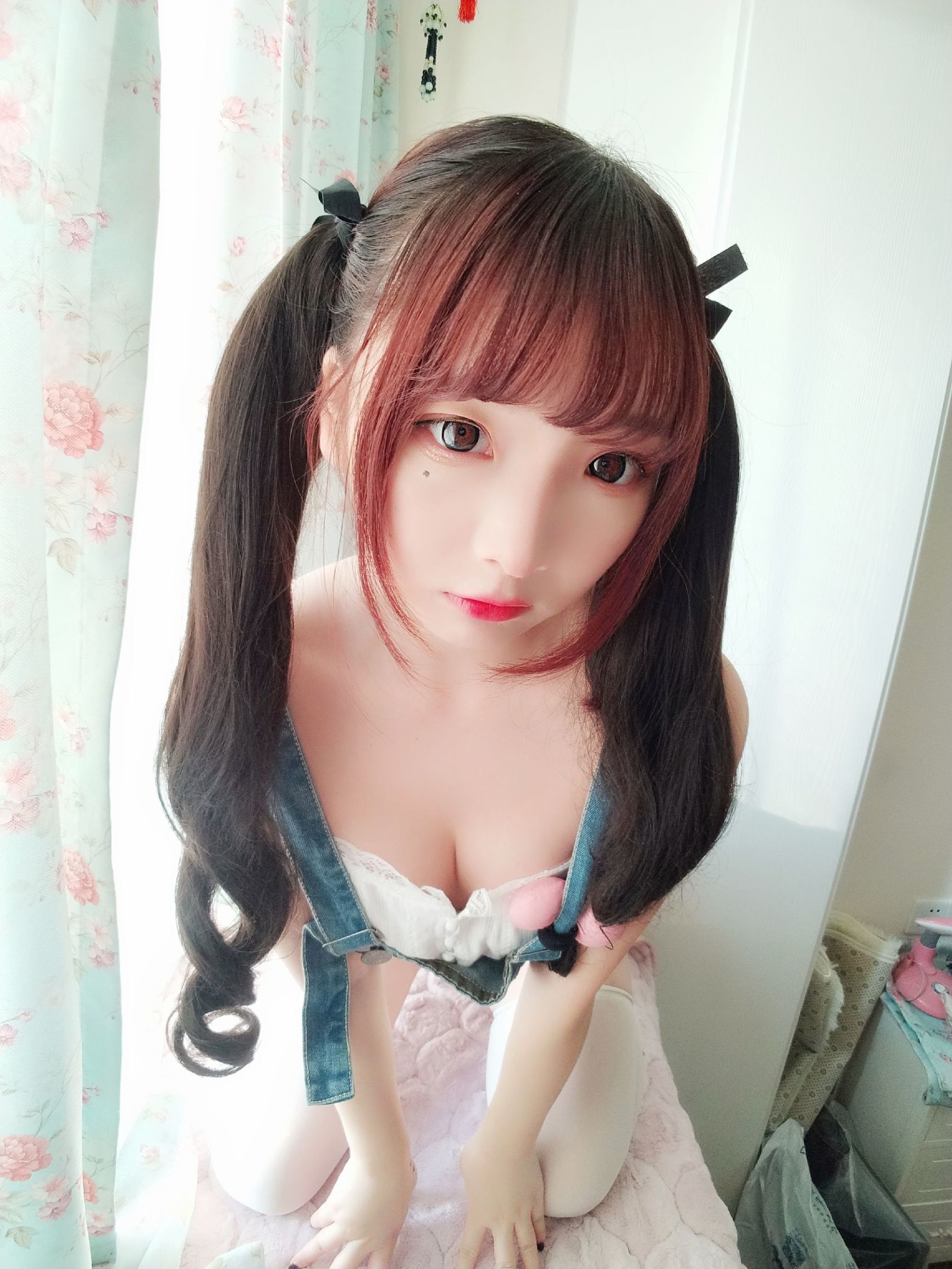 二次元美女古川kagura 牛仔吊带短裤
