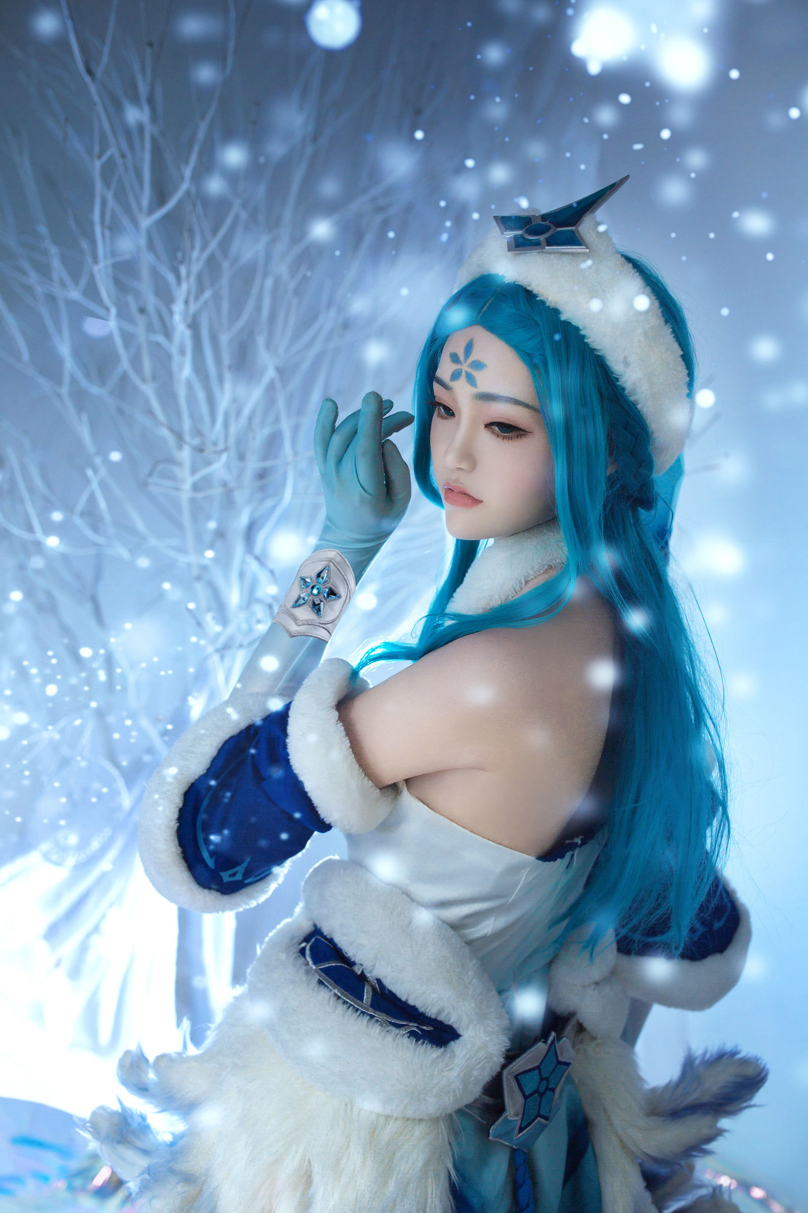 Popular cosplayer Qi Gu'er Miki from Honor of Kings as Wang Zhaojun
