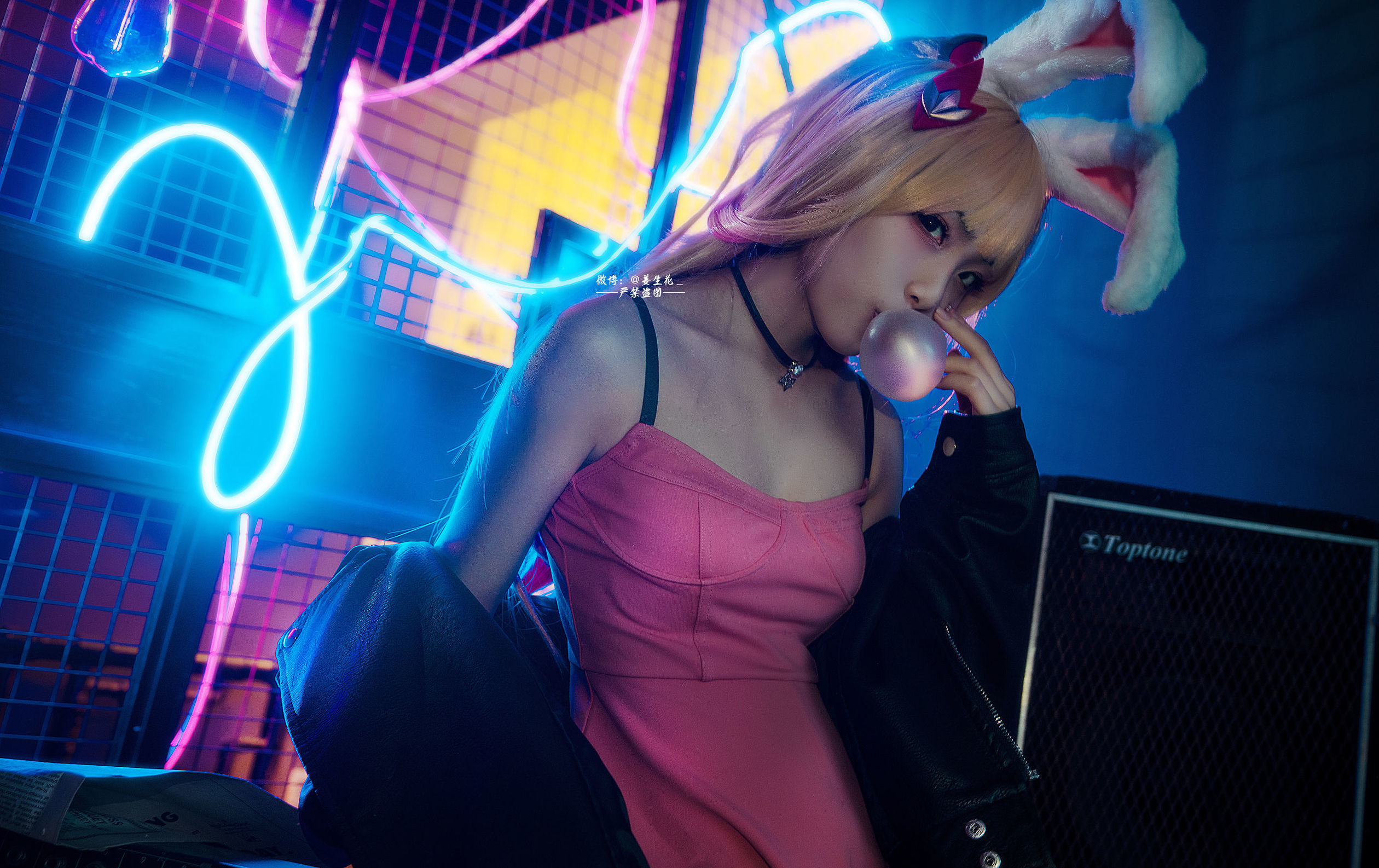 Popular cosplayer Qi Gu'er MIKI from Honor of Kings as Diao Chan and Gongsun Li.