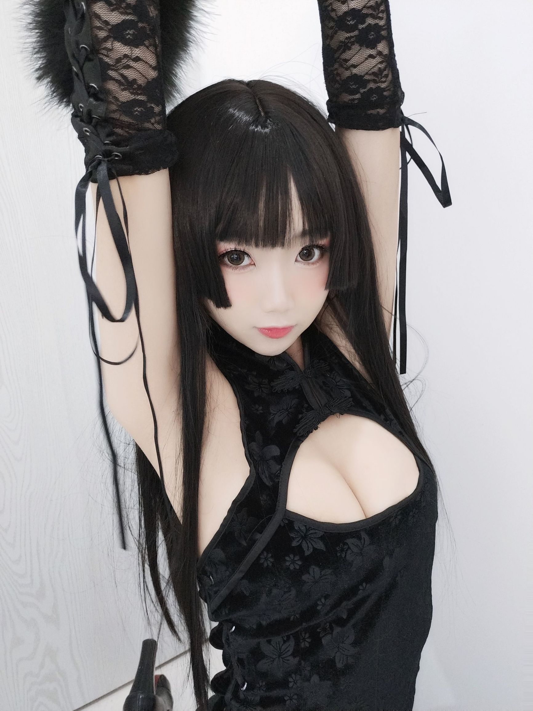 สาวสวยผิวขาวเนียน กุยชู่เยา ชุดกี่เพ้าสีดำ
