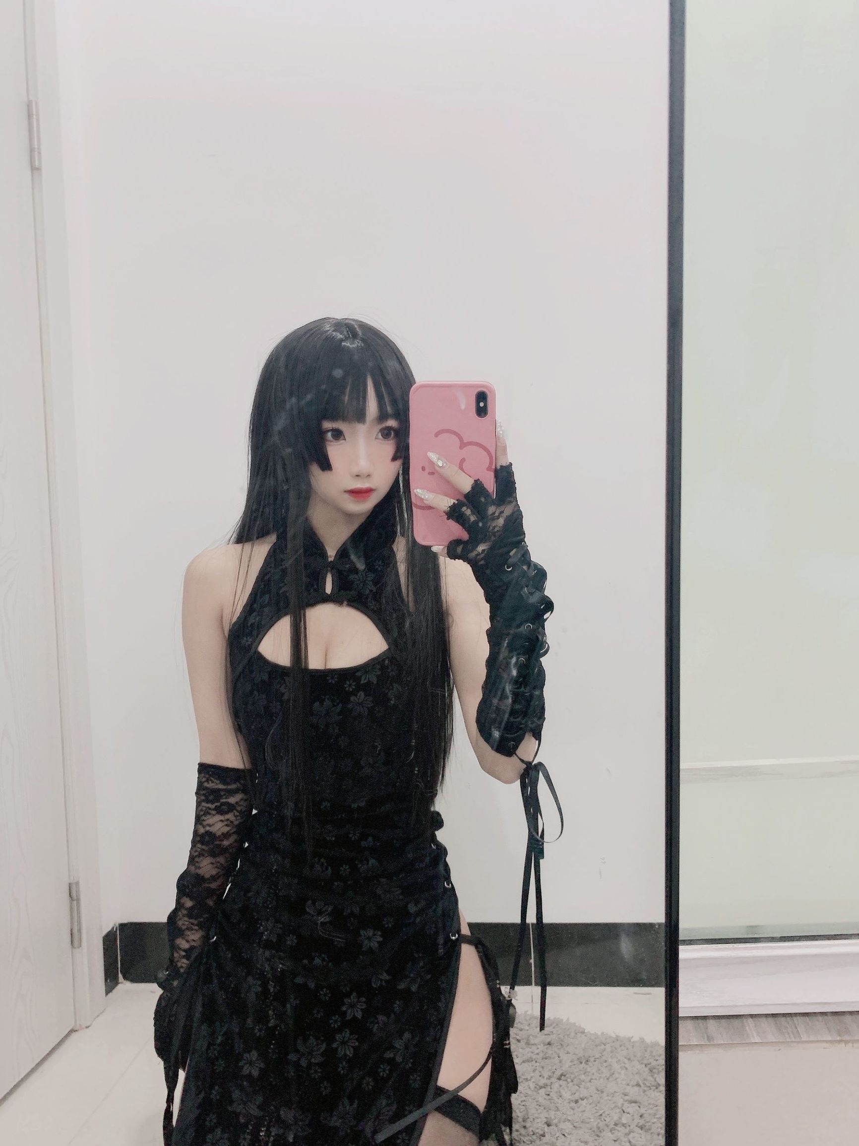 สาวสวยผิวขาวเนียน กุยชู่เยา ชุดกี่เพ้าสีดำ