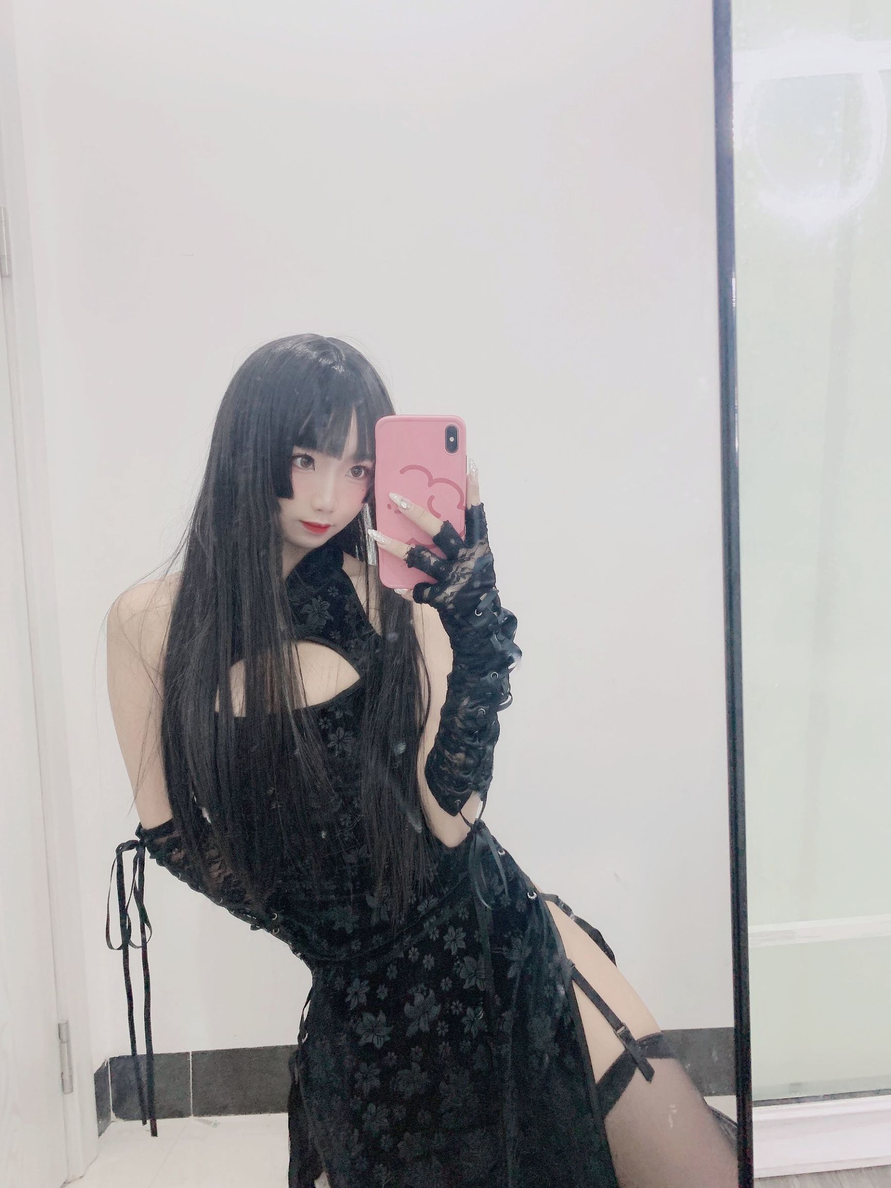 สาวสวยผิวขาวเนียน กุยชู่เยา ชุดกี่เพ้าสีดำ