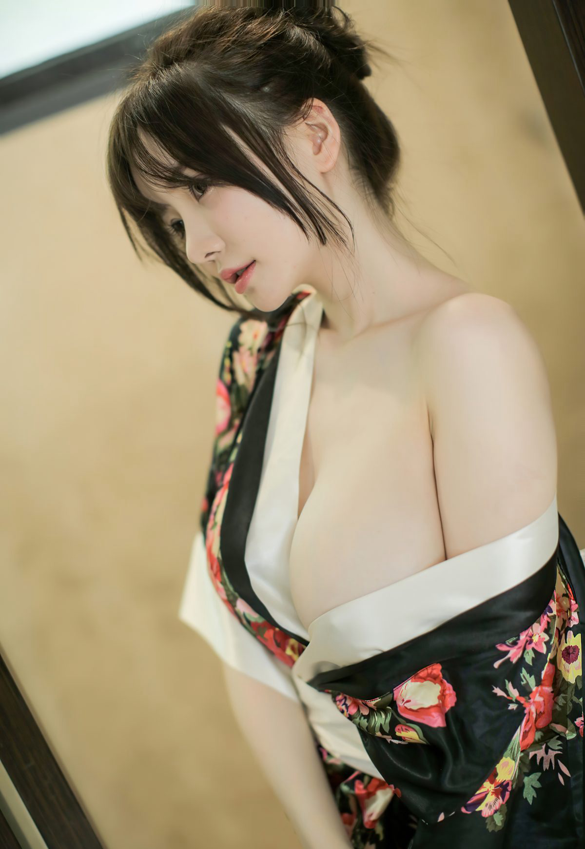 糯美子のセクシーな和服は極品で、白くて柔らかい大胸を裸で誘惑する