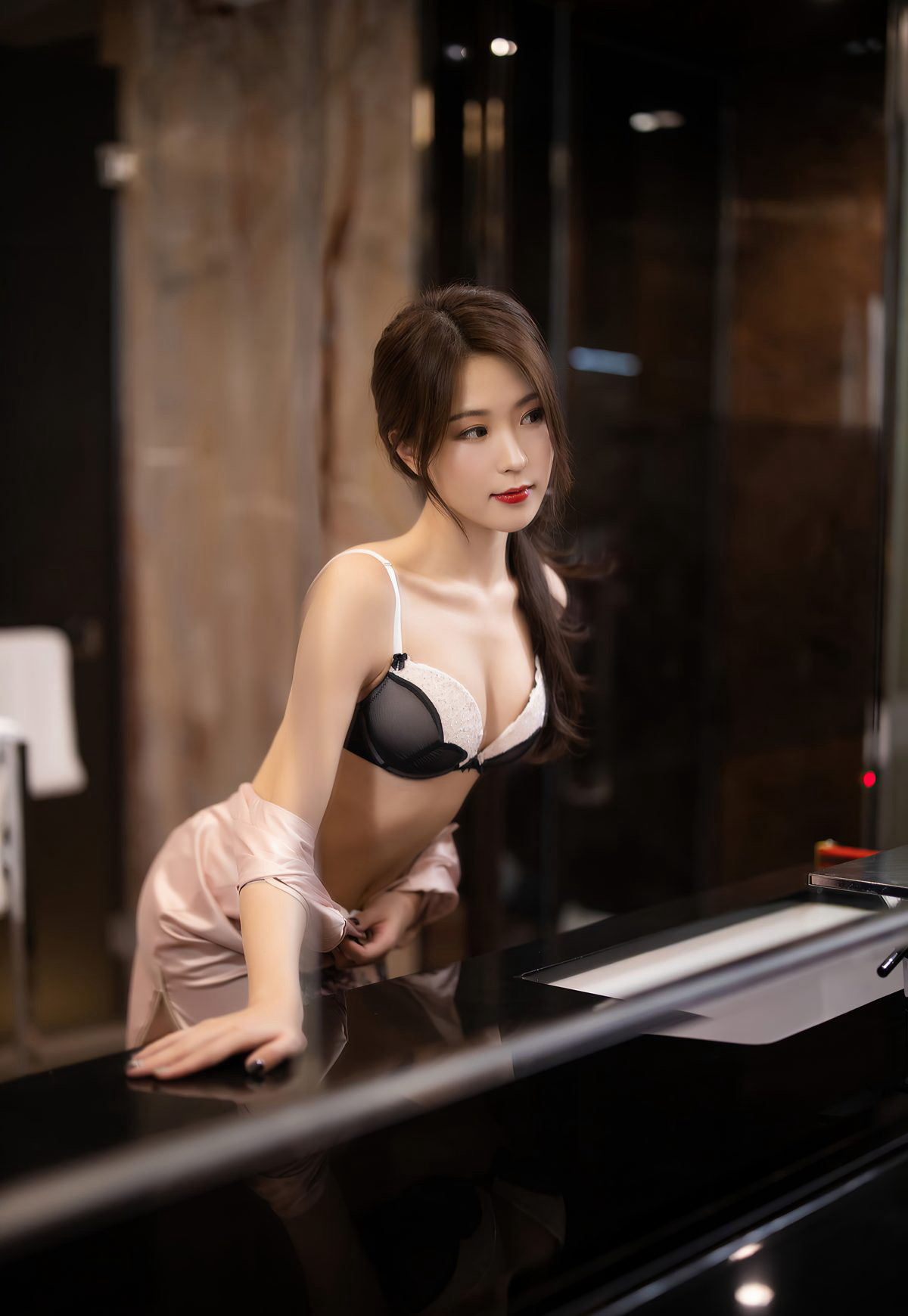 양자연 신시아 고급 호텔 섹시 치파오 벗는 실크스타킹 옥발 미다리 섹시 포즈