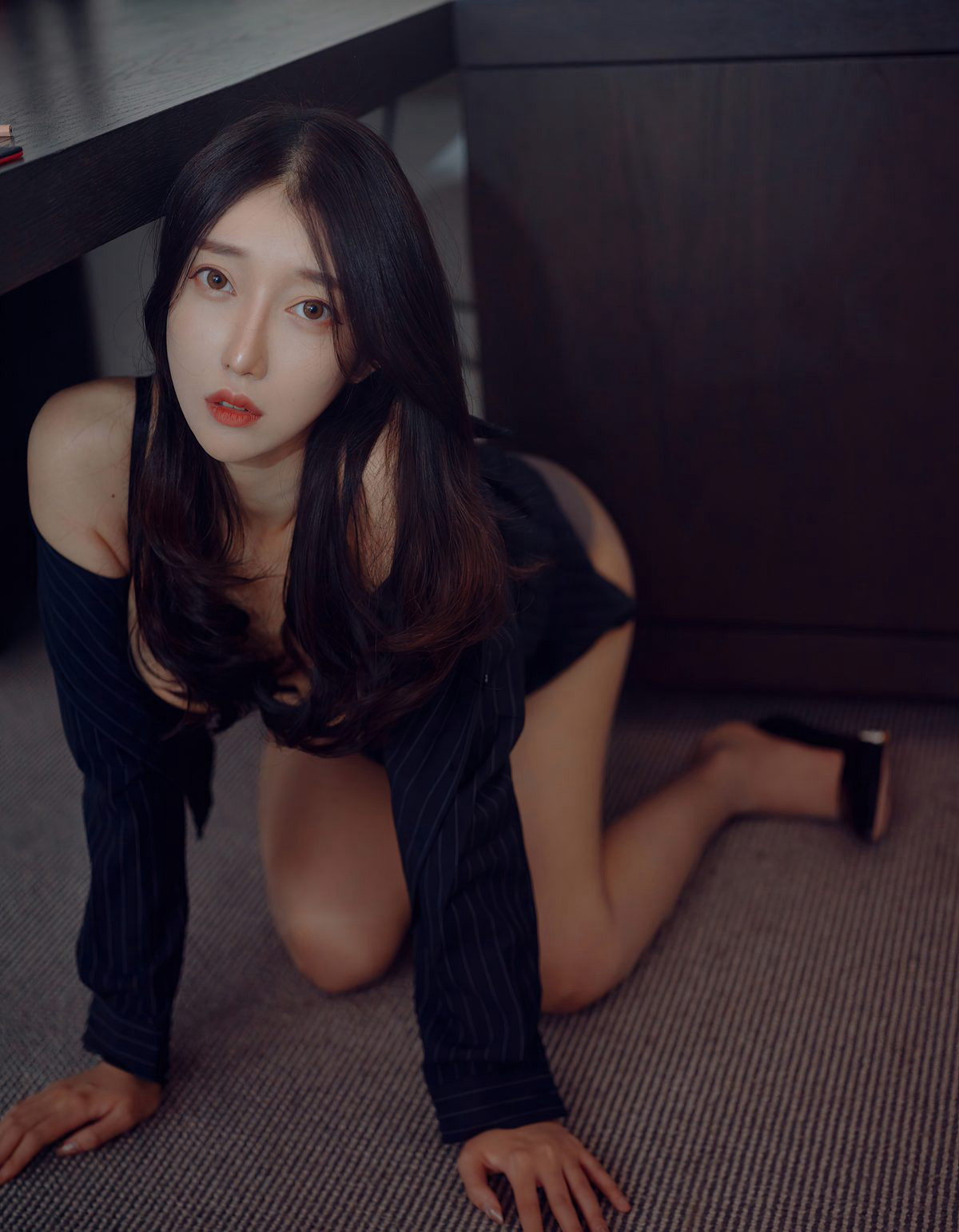 เยว่อร์ เยว่ ไม่อ้วนมาก สาวสวยเซ็กซี่ ขาเซ็กซี่ ถุงน่องเนื้อ ส้นสูง หน้าอกอุดมสมบูรณ์ ท่าทางเย้ายวน